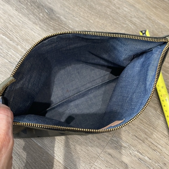 Claire V. Clutch - Picture 7 of 7